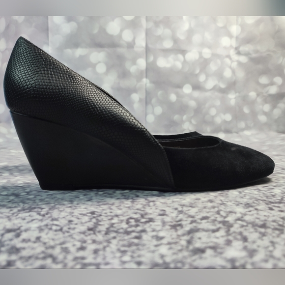 Tahari EUC Black Leather Suede Closed Toe Wedges - Picture 9 of 12